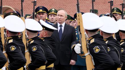 Der russische Präsident Putin bei einer Militärzeremonie. 