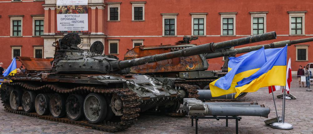 Ein zerstörter russischer Panzer wird in Warschau ausgestellt. 