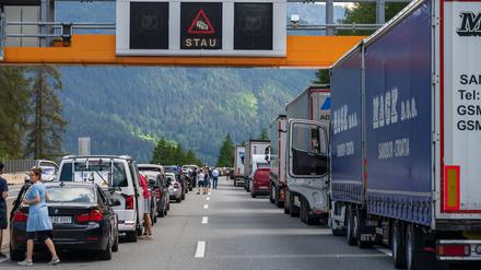 Verkehrsstau auf der Brennerautobahn in Richtung Italien zu Beginn der Urlaubszeit.