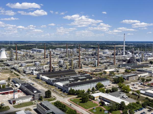 Luftbild der PCK-Raffinerie GmbH in Schwedt vom Juli 2022.
