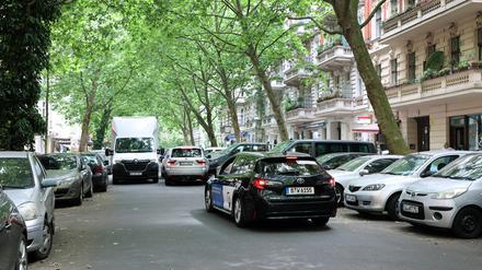 Anstatt im gesamten Graefekiez, in dem rund 20.000 Menschen leben, sollen nur noch in zwei Teilabschnitten der Böckh- und Graefestraße fast alle Parkplätze wegfallen. Dies betreffe rund 80 Parkplätze. 