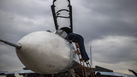 Techniker inspizieren einen Sukhoi-Su-35-Jet am 18. Juli 2023 an einem unbekannten Ort.