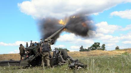 Ukrainische Soldaten feuern mit einer Haubitze im Donbass