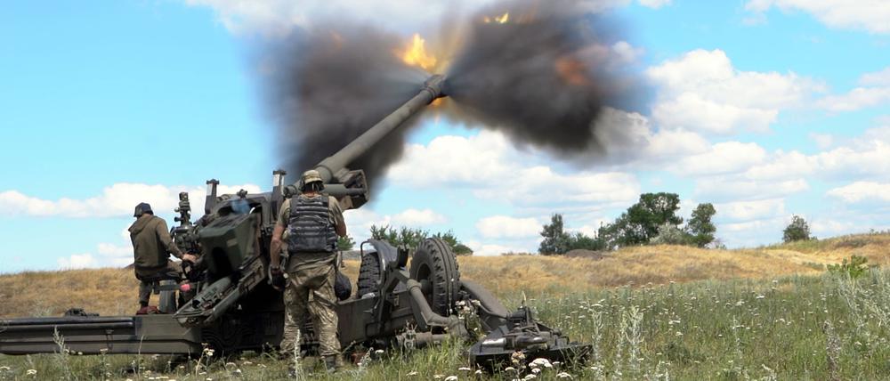 Ukrainische Soldaten feuern mit einer Haubitze im Donbass.
