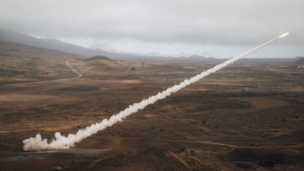 Eine Rakete wird von einem amerikanischem Himars-Mehrfachraketenwerfer während einer Militärübung auf Hawaii abgefeuert. Auch die nun an die Ukraine zugesagten GLSDB-Raketen lassen sich von diesem System abfeuern.