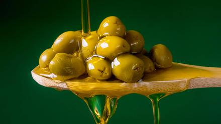 Olivenöl und Oliven.