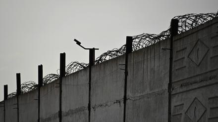 Eine Mauer von einem Gefängnis in Donezk.