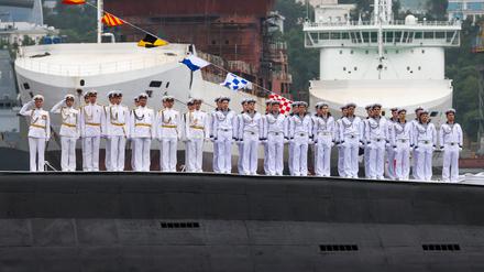 Russische Marinesoldaten sind Ende Juli 2022 auf einem Schiff in Wladiwostok angetreten.