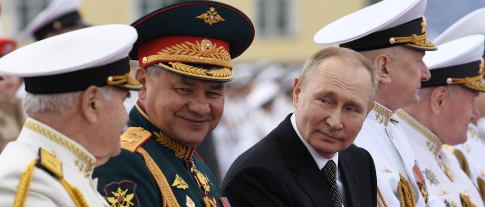 Wladimir Putin mit seinem Verteidigungsminister Sergej Schoigu
