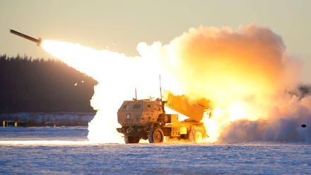 Ein Himars-Raketenwerfer der US-Armee feuert am 22. Oktober bei einer Übung in Alaska.