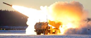 Ein Himars-Raketenwerfer der US-Armee feuert am 22. Oktober bei einer Übung in Alaska.