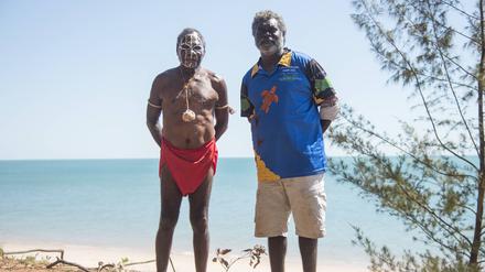 „Das Wichtigste für uns ist, unser Meeresgebiet zu schützen.“ Dennis Tipakalippa (r.), Bewohner der Tiwi-Inseln, und Regionalratsvorsitzender Pirrawayingi Puruntatameri im August auf Melville Island.