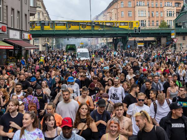 9000 Teilnehmer zogen 2022 zum „Zug der Liebe“ durch die Straßen Berlins.