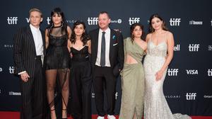 Matthias Schweighofer, Sara Mardini, Schauspielerin Manal Issa, Sven Spannekrebs, Schauspielerin Nathalie Issa and Yusra Mardini auf dem Roten Teppich.