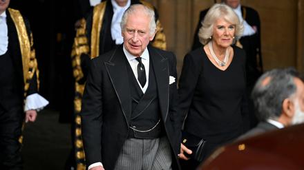 König Charles mit seiner Frau Camilla vor dem britischen Parlament in London.