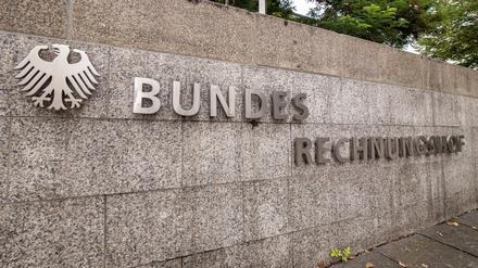  Eingang des Bundesrechnungshofs in Bonn. Der Bundesrechnungshof, dessen Mitglieder richterliche Unabhängigkeit besitzen, prüft die Rechnung sowie die Wirtschaftlichkeit und Ordnungsmäßigkeit der Haushalts- und Wirtschaftsführung des Bundes.