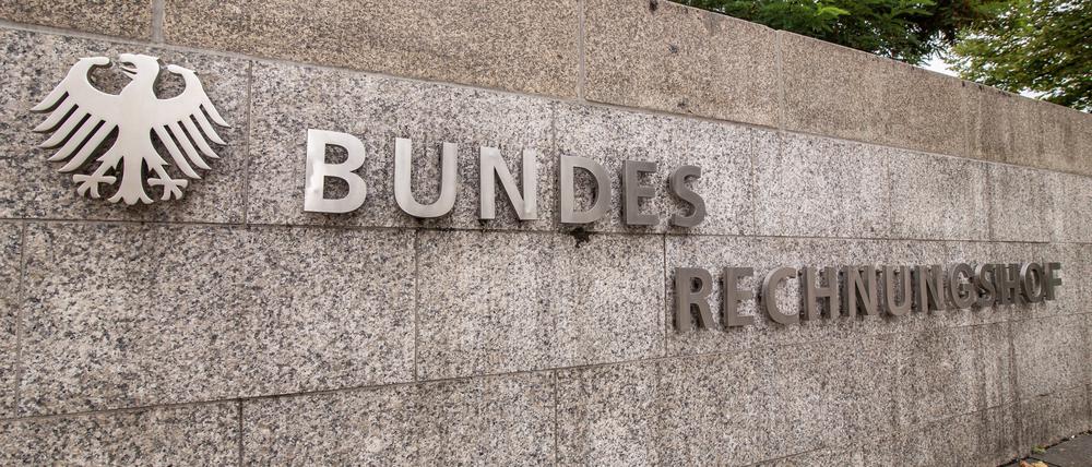  Eingang des Bundesrechnungshofs in Bonn. Der Bundesrechnungshof, dessen Mitglieder richterliche Unabhängigkeit besitzen, prüft die Rechnung sowie die Wirtschaftlichkeit und Ordnungsmäßigkeit der Haushalts- und Wirtschaftsführung des Bundes.