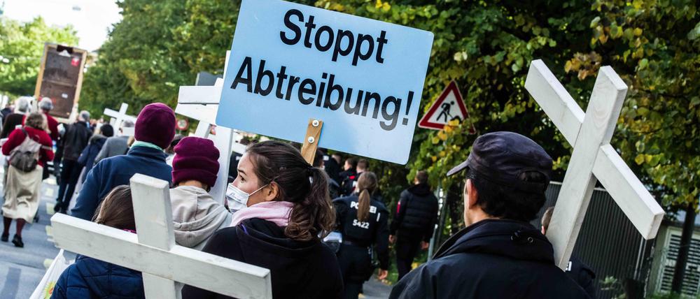 Demonstrierende fordern im München ein Verbot von Abtreibungen.