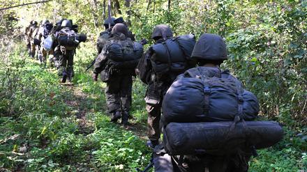 Russische Kampfgruppen werden in Luhansk auf ihre Positionen gebracht.