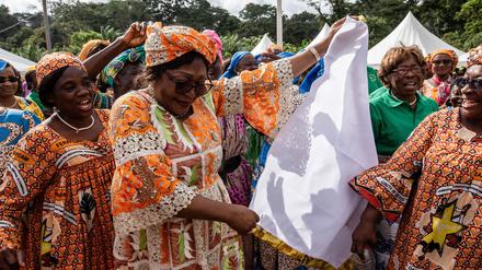 Marie Pascale Mbock Mioumnde, Bürgermeisterin von Nguibassal, feiert mit den Landfrauen den Tag der Landfrauen.