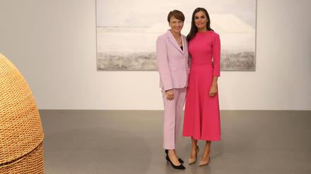  Brückenbauerinnen in die Moderne. First Lady Elke Büdenbender mit Spaniens Königin Letizia im Palais Populaire.