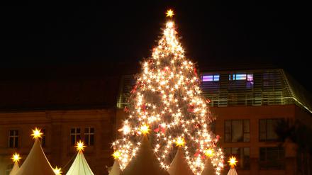 Beleuchteter Weihnachtsbaum auf dem Weihnachtsmark am Kölner Dom.