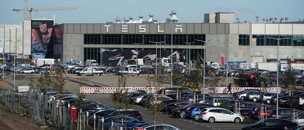 Der Haupteingang zur Fabrik der Tesla Gigafactory Berlin Brandenburg. Bis zu 12.000 Menschen sollen hier einmal arbeiten.