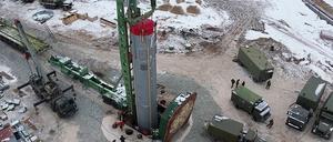 Russland, Region Orenburg am 18. November 2022: Eine Rakete wird in ein Abschusssilo geladen.