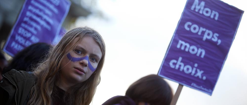 Frauen bei einer Demonstration gegen geschlechtsspezifische Gewalt in Frankreich