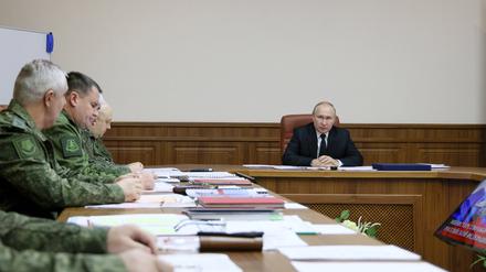 Wladimir Putin bei einem Treffen mit seinem Militär-Stab.