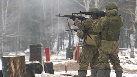 Auf diesem vom russischen Verteidigungsministerium veröffentlichten Videostandbild nehmen russische Soldaten an Übungen in Belarus teil. 