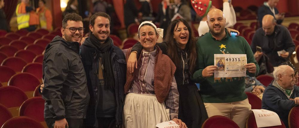 Spanien, Weihnachtslotterie El Gordo: Mehrere kostümierte Menschen zum Start der Ziehung.