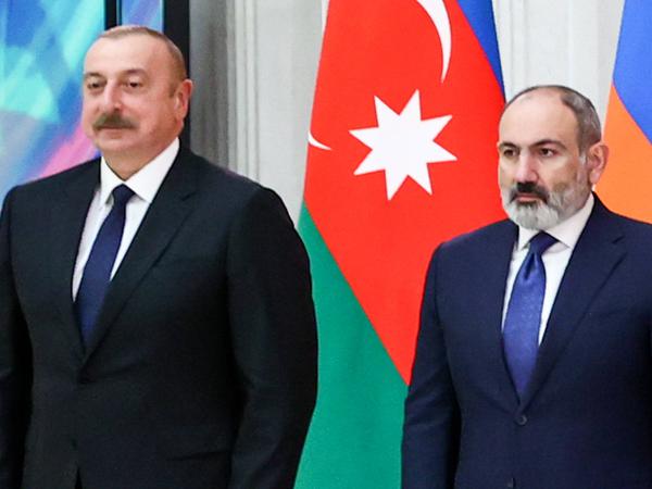 Der aserbaidschanische Präsident Ilham Alijew (l.) und der armenische Ministerpräsident Nikol Paschinjan (Archivbild)