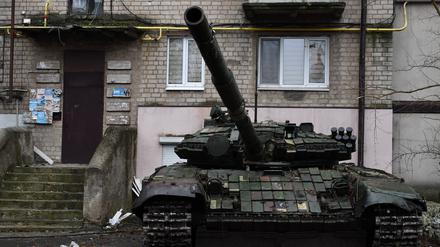 Ein ukrainischer Panzer in der Stadt Bachmut.