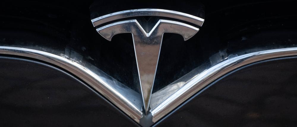 Das Logo des Autoherstellers Tesla.