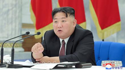 Der nordkoreanische Staatschef Kim Jong Un spricht während einer Sitzung der Arbeiterpartei Koreas in der Parteizentrale in Pjöngjang (Archivbild).