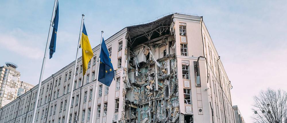 Ein von russischen Raketen getroffenes und zerstörtes Hotel in Kiew. 