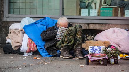 Obdachlose leben auf dem Hermannplatz in Berlin-Neukölln.