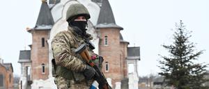 Ein Kämpfer der Söldner-Gruppe Wagner in den Straßen der umkämpften ukrainischen Stadt Soledar im Donbass.