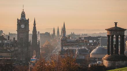 Blick auf die schottische Stadt Edinburgh (Symbolbild),