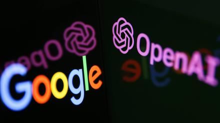 Das Google Logo und die Open AI (Künstliche Intelligenz).