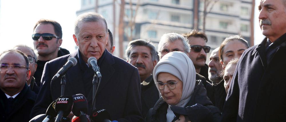 Der türkische Präsident Recep Tayyip Erdogan und seine Frau Emine Erdogan treffen am 11. Februar Opfer des Erdbebens. 