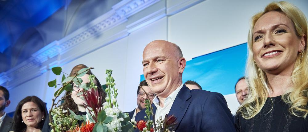 Kai Wegner mit seiner Lebensgefährtin Kathleen Kantar beim Wahlsieg im Februar 2023.