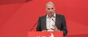 Yanis Varoufakis, Generalsekretär von Mera25, am Rednerpult der Zentralausschusssitzung MeRA25 am 19. Februar 2023.