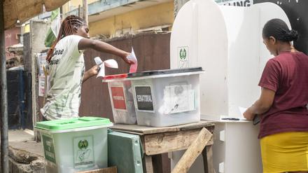 Nigerianer, die ihre Stimme für die Präsidentschaftswahlen abgeben. 