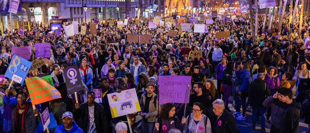 In Barcelona formieren sich Proteste gegen Gewalt an Frauen.