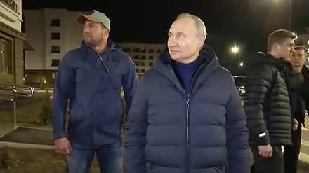 Ein Foto des russischen Präsidialamtes zeigt Wladimir Putin in der besetzten Stadt Mariupol. 