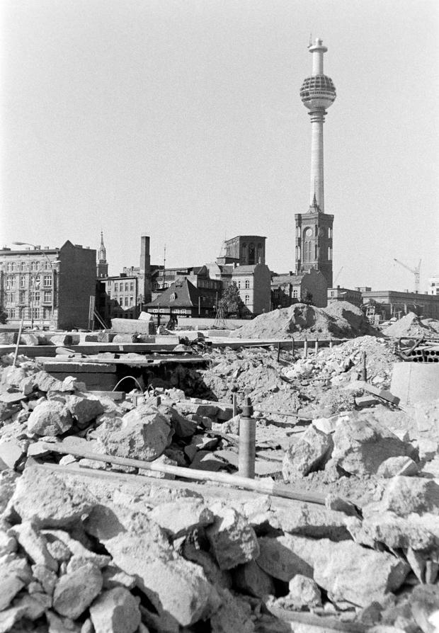 Den Bau des Fernsehturms ab 1965 verfolgten Berliner in Ost und West. Ab März 1968 wurde die Kugel montiert. Eröffnet wurde der Turm, der ganz Berlin überblickt, am 3. Oktober 1969. Das Gebäude ist insgesamt 368 Meter hoch.