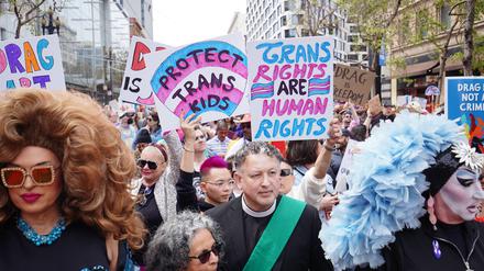 Eine Demonstration für Rechte von trans Menschen am 8. April in San Francisco