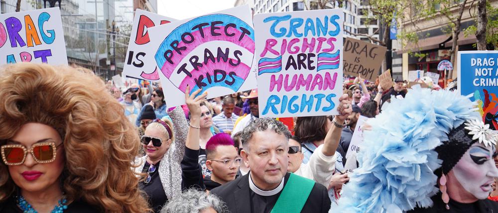 Eine Demonstration für Rechte von trans Menschen am 8. April in San Francisco